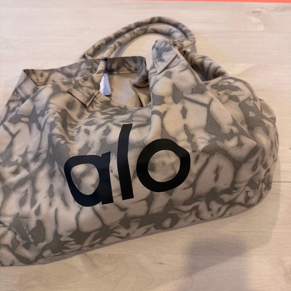 ALO Yoga Tote Bag - Picture 3 of 3